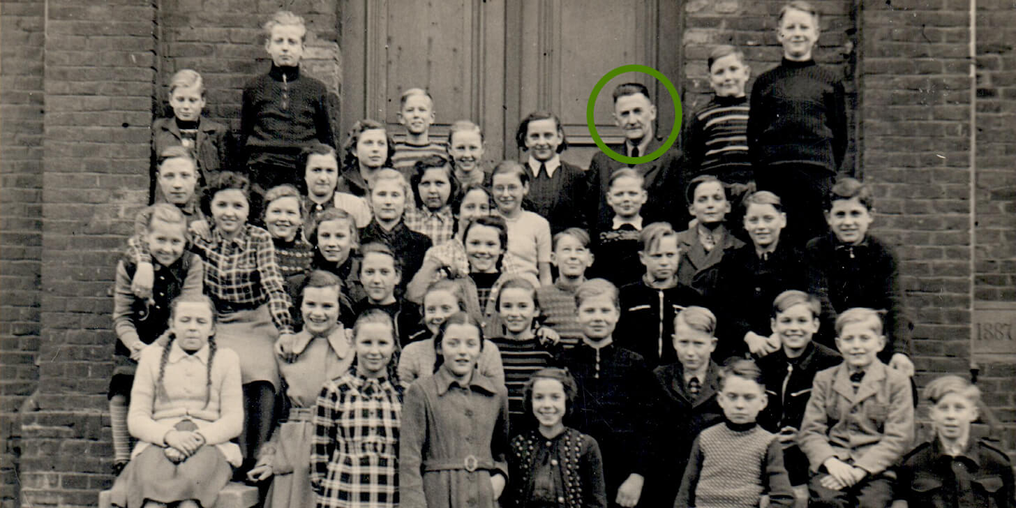 Lehrer Tromm mit einer Schulklasse 1952.